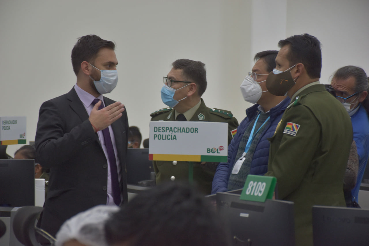 El ministro de Gobierno explica al presidente el plan a realizarse en el Bol 100. Foto: Ministerio de Gobierno